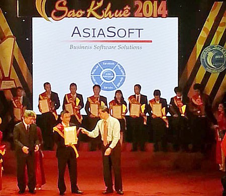 Ông Nguyễn Thái Trang, Giám đốc AsiaSoft nhận giải “Sản phẩm phần mềm ưu việt 4 sao” cho sản phẩm Asia Enterprise