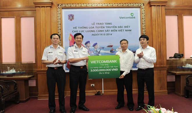 Ông Nguyễn Hòa Bình, Chủ tịch HĐQT và ông Nghiêm Xuân Thành, Tổng Giám đốc (thứ tự 2 và 1 bên phải), trao tặng hệ thống loa tuyên truyền của Vietcombank cho lực lượng Cảnh sát biển Việt Nam