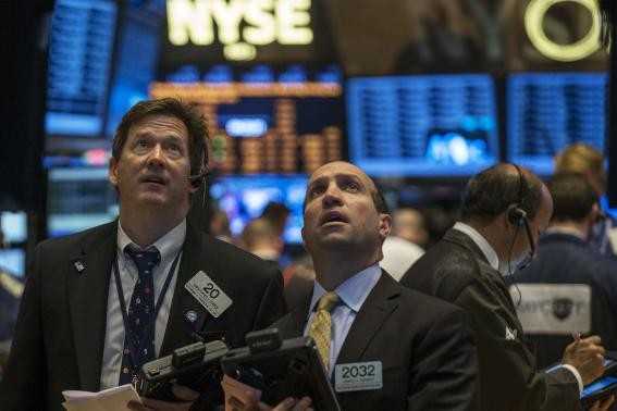 Giới đầu tư đang chờ đợi nhiều thông tin kinh tế quan trọng trong 2 phiên cuối tuần - Ảnh minh họa: Reuters