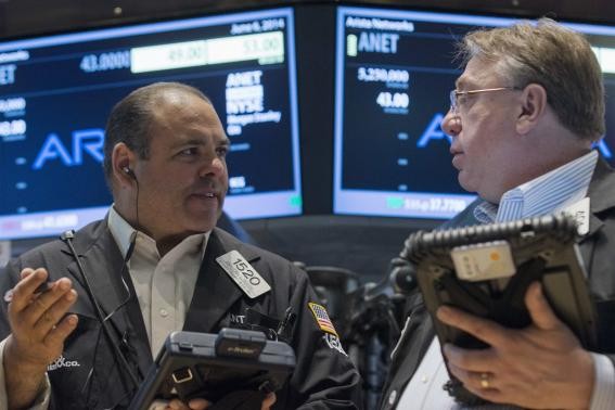 Chỉ số VIX đang biến động cùng chiều với S&P 500, một diễn biến khá lạ - Ảnh: Reuters
