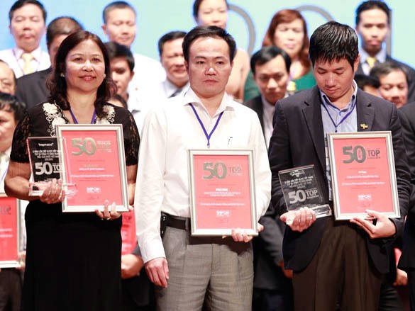 Ông Phạm Việt Khoa, Chủ tịch HĐQT kiêm Tổng giám đốc FECON (đứng giữa) tại lễ công bố 50 công ty niêm yết kinh doanh hiệu quả nhất Việt Nam năm 2014