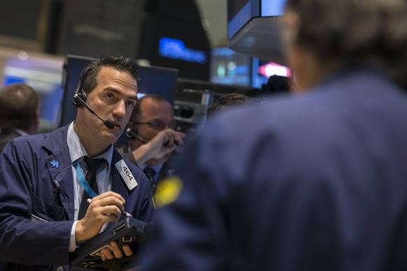Phố Wall giảm mạnh trong phiên cuối tuần do tác động của các cổ phiếu lớn - Ảnh: Reuters