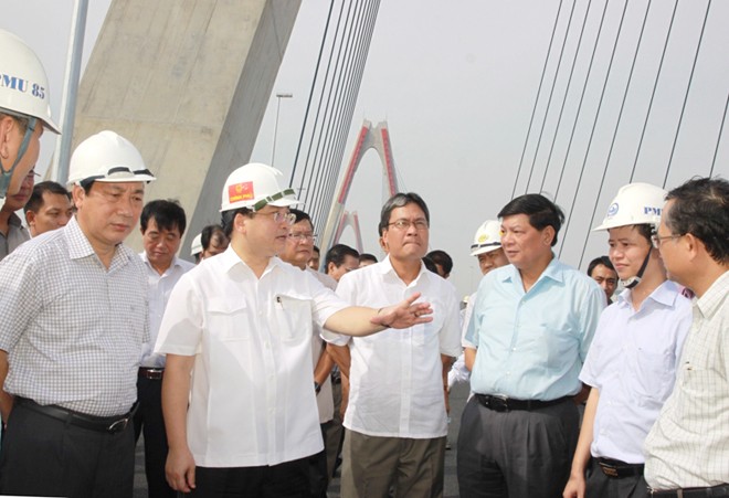 Phó Thủ tướng Hoàng Trung Hải chỉ đạo hoàn thiện thi công, bố trí cảnh quan, kiến truc công trình cầu Nhật Tân