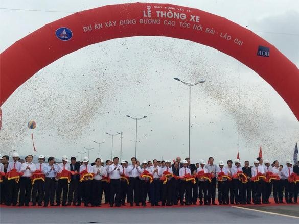 Thủ tướng Chính phủ Nguyễn Tấn Dũng phát lệnh thông xe kỹ thuật  cao tốc Nội Bài - Lào Cai dài 245 km, tổng mức đầu tư 1,5 tỷ USD