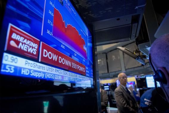 Dow Jones có lúc giảm tới hơn 300 điểm trong phiên 15/10 - Ảnh: Reuters