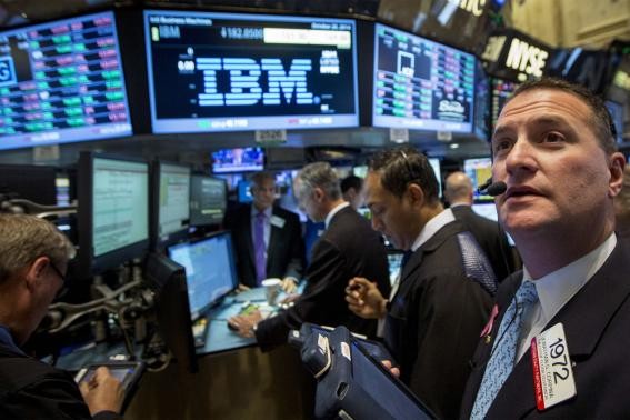 Cổ phiếu IBM khiến Dow Jones lùi lại phía sau trong phiên đầu tuần - Ảnh: Reuters