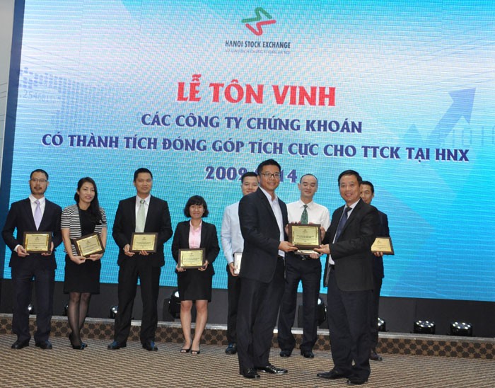 Các công ty chứng khoán tiêu biểu được HNX vinh danh (Trong ảnh: Ông Trần Văn Dũng, Chủ tịch HNX trao danh hiệu cho ông Nguyễn Lâm Dũng, Tổng giám đốc CTCK VPBS)
