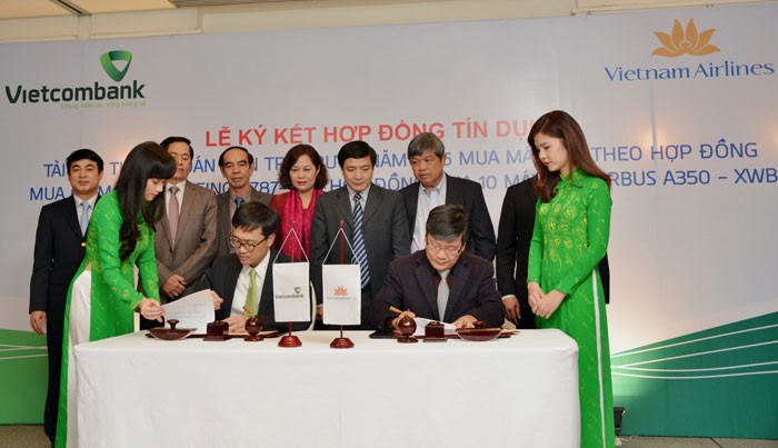 Ông Phạm Quang Dũng, Tổng giám đốc Vietcombank (bên trái) và ông Phạm Ngọc Minh, Tổng giám đốc Vietnam Airlines đại diện cho 2 bên ký kết hợp đồng tín dụng