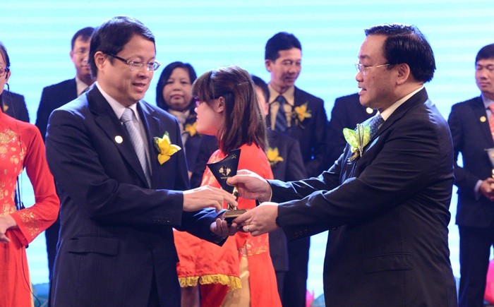Phó tổng giám đốc VietinBank Nguyễn Văn Du nhận giải thường do Phó Thủ tướng Hoàng Trung Hải trao 