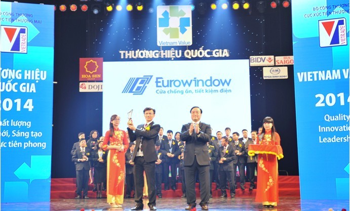 Ông Vũ Trọng Trung, Phó tổng giám đốc Eurowindow nhận biểu trưng Thương hiệu quốc gia 2014