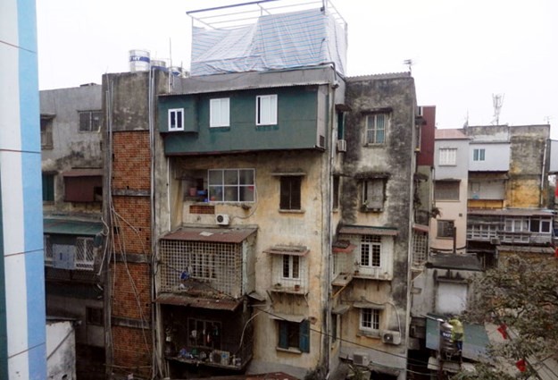 Hà Nội: Chủ căn hộ tập thể tự đập trần, cơn nới thêm tầng
