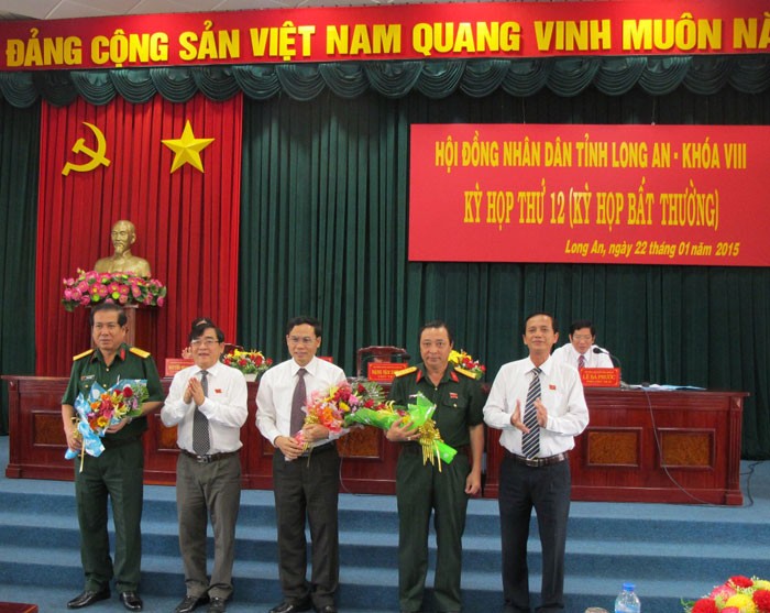 Ông Hoàng Văn Liên (áo trắng giữa) được HĐND tỉnh Long An bầu giữ chức danh Phó chủ tịch UBND tỉnh trong cuộc họp ngày 22/1/2015