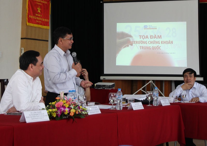 Dòng tiền rút ra từ TTCK Trung Quốc khó chảy vào TTCK Việt Nam
