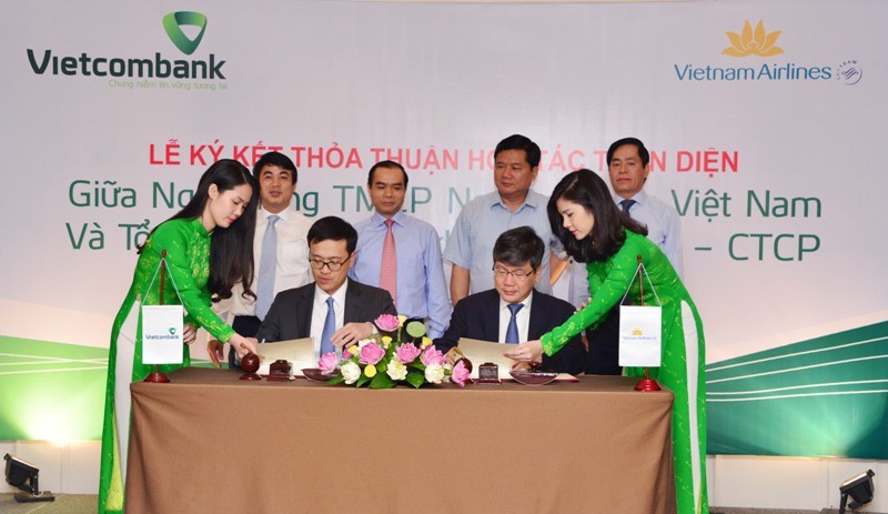 Lễ ký kết thỏa thuận hợp tác giữ Vietcombank và Vietnam Airlines có sự chứng kiến của Bộ trưởng Bộ Giao thông Vận tải Đinh La Thăng và Phó thống đốc NHNN Nguyễn Đồng Tiến