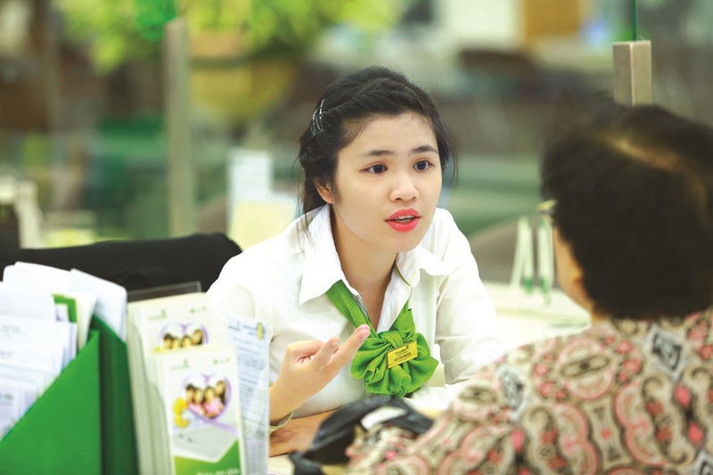 Cán bộ Vietcombank tư vấn cho khách hàng quan tâm đến sản phẩm Bảo An Gia của Vietcombank