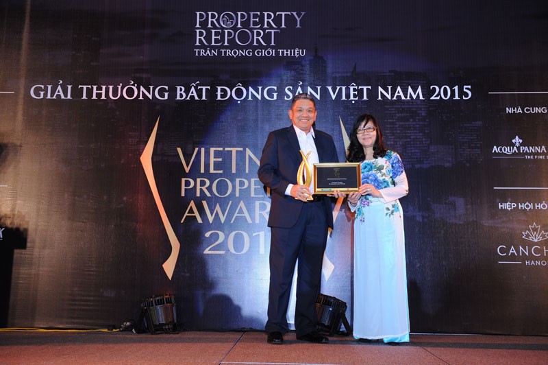 Đại diện Gamuda Land nhận Giải thưởng “Khu đô thị tốt nhất - Hà Nội” từ Ban tổ chức Vietnam Property Awards 2015