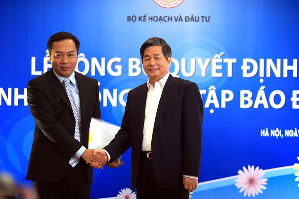Bộ trưởng Bùi Quang Vinh trao quyết định bổ nhiệm Tổng biên tập Báo Đầu tư cho ông Lê Trọng Minh (Ảnh: Đức Thanh)