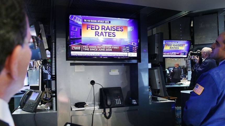 Giới đầu tư theo dõi thông tin Fed tăng lãi suất (Ảnh: AFP)