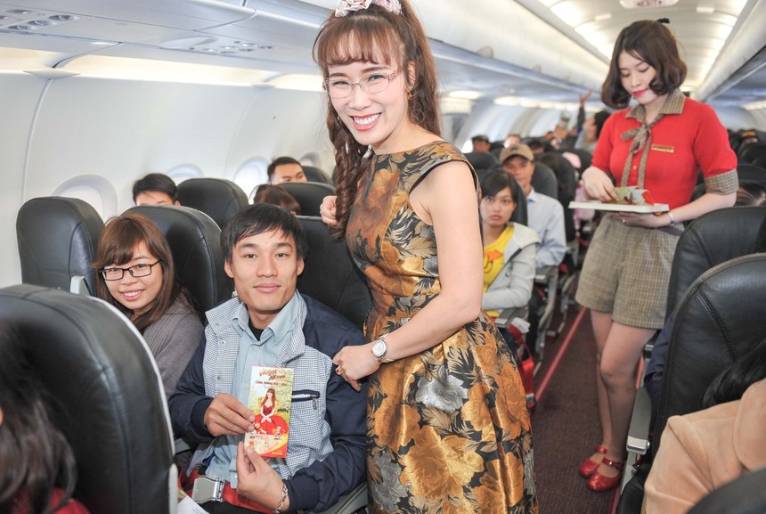 Bà Nguyễn Thị Phương Thảo, Tổng giám đốc Vietjet lì xì cho khách trên 1 chuyến bay đầu năm Bính Thân 2016