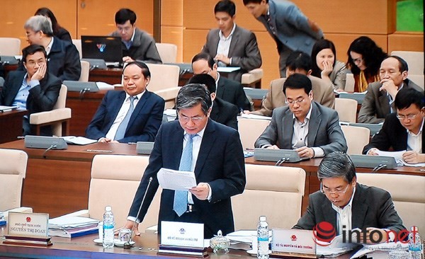 Bộ trưởng Bộ Kế hoạch và Đầu tư Bùi Quang Vinh báo cáo tại phiên họp