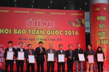 
Ủy viên Ban Biên tập Báo Đầu tư Nguyễn Quốc Việt (thứ hai từ trái sang) nhận giải thưởng Hội Báo toàn quốc 2016