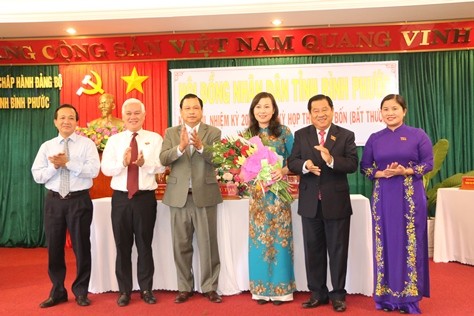 Lãnh đạo tỉnh Bình Phước chúc mừng bà Huỳnh Thị Hằng (thứ ba từ phải sang) được bầu giữ chức Phó Chủ tịch UBND tỉnh. Ảnh Báo Bình Phước
