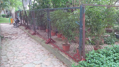 9h sáng 14/4/2016, hàng rào của Hội Cây cảnh nghệ thuật Thăng Long Hà Nội vẫn "cửa đóng, then cài".