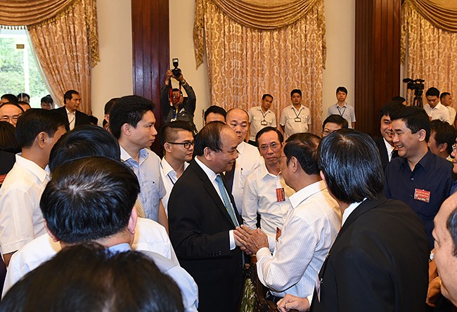 Thủ tướng Chính phủ Nguyễn Xuân Phúc tiếp xúc, trò chuyện với các đại biểu trước giờ khai mạc Hội nghị - Ảnh: VGP/Quang Hiếu