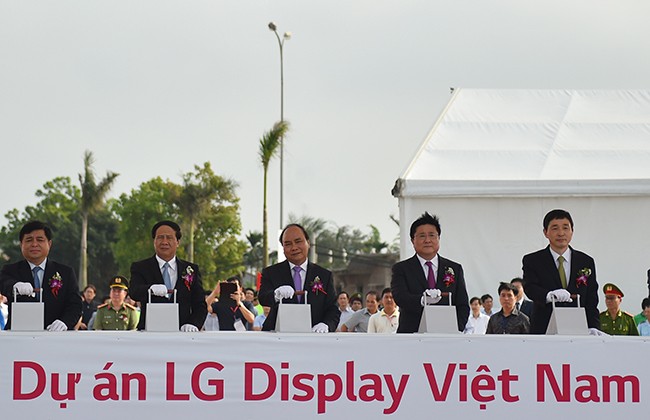 Thủ tướng Nguyễn Xuân Phúc cùng các lãnh đạo Bộ ngành và lãnh đạo của Tập đoàn LG "nhấn nút" khởi công dự án