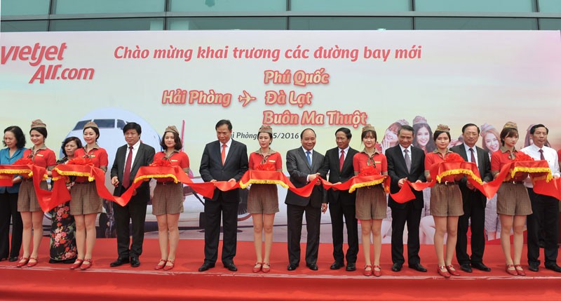 Thủ tướng Chính phủ Nguyễn Xuân Phúc và lãnh đạo các ban, ngành cắt băng khai trương 3 đường bay mới của Vietjet