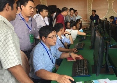 Các cán bộ đăng kiểm được tập huấn cách dán thẻ E-tag-Ảnh: VGP/Phan Trang