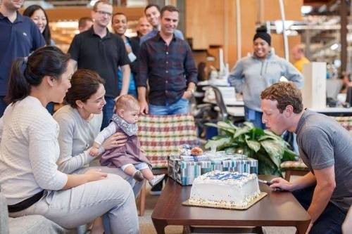 Mark Zuckerberg đón sinh nhật tuổi 32 tại trụ sở Facebook