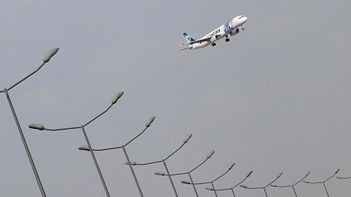 Một máy bay củaEgyptAir hạ cánh xuống sân bayCairo, Ai Cập. Ảnh: Reuters