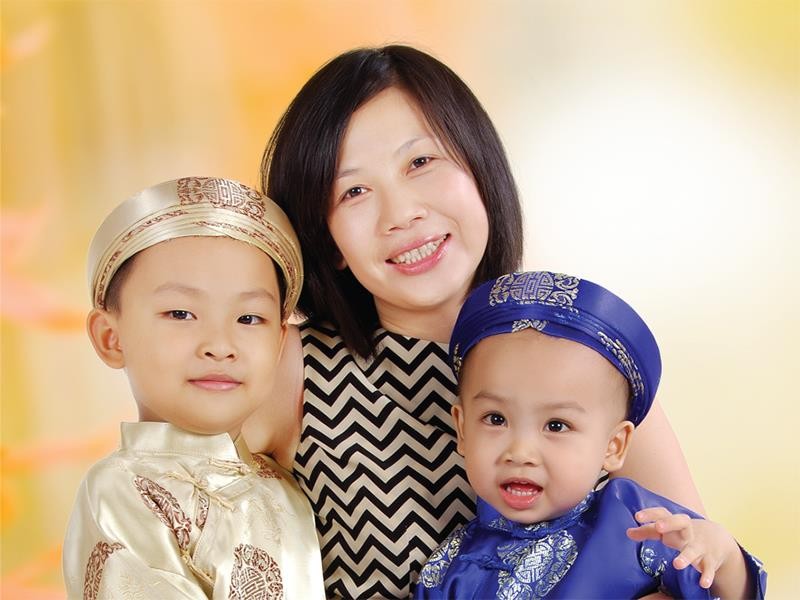 Chị Nguyễn Thị Hoa hạnh phúc bên các con.