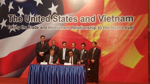 Hàng loạt hợp đồng, thoả thuận đã được doanh nghiệp Việt - Mỹ ký kết trong khuôn khổ chuyến thăm của Tổng thống Mỹ Obama. Ảnh: Ngọc Tuyên