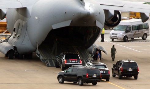 The Beast di chuyển lên khoang chiếc Boeing C-17 Globemaster III tại sân bay Tân Sơn Nhất.