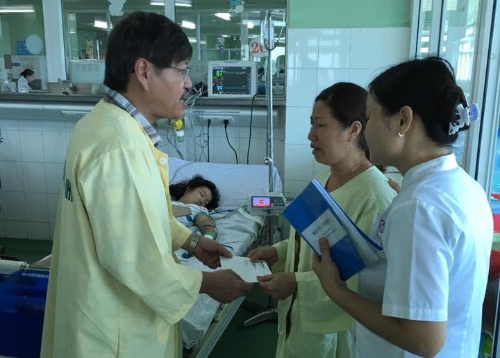 Ông Nguyễn Phước Định Trường, Phó giám đốc Bảo Việt Đà Nẵng đến thăm hỏi gia đình các nạn nhân bị thương đang điều trị tại Bệnh viện Đa khoa Đà Nẵng