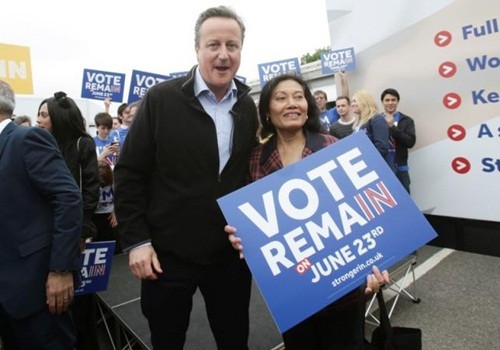 Thủ tướng Anh - David Cameron và một nhà hoạt động kêu gọi ở lại EU. Ảnh: Reuters