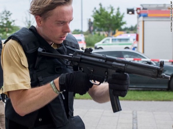 Cảnh sát Đức tại hiện trường vụ xả súng ở Munich. (Nguồn: cnn.com)