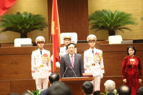 Chánh án TANDTC Nguyễn Hòa Bình thực hiện nghi thức tuyên thệ nhâm chức trước Quốc hội. Ảnh: VGP/Nhật Bắc