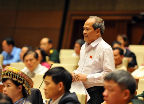 Đại biểu Ngô Văn Minh không đồng tình khi Chính phủ liên tục đặt Quốc hội vào thế "hợp thức hoá chi tiêu" với những khoản chi vượt dự toán. Ảnh: Giang Huy