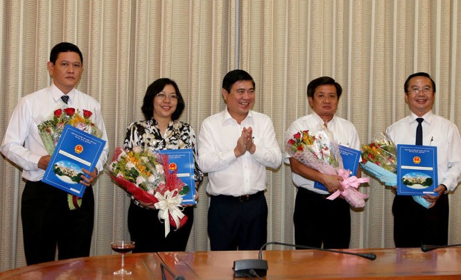 Chủ tịch UBND TP.HCM Nguyễn Thành Phong trao quyết định chuẩn y cho lãnh đạo UBND Quận 1 - Ảnh: Tuổi trẻ