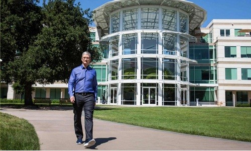 CEO Apple - Tim Cook tại trụ sở Apple. Ảnh: Washington Post