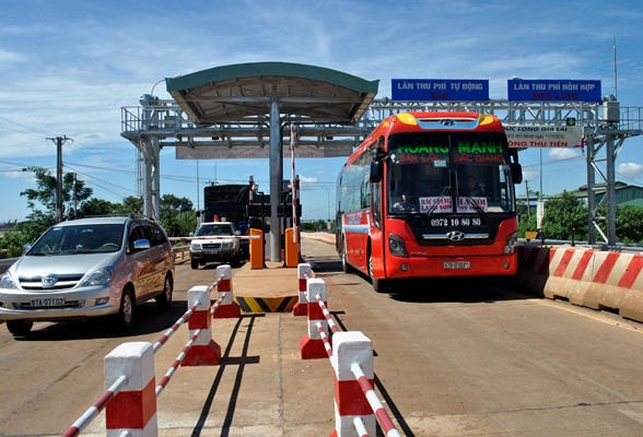 Tổng cục Đường bộ Việt Nam vừa đưa ra phương án “khoán thu phí” để tăng cường việc giám sát công tác thu phí đường bộ một cách chặt chẽ, minh bạch, chống thất thoát. Ảnh minh họa