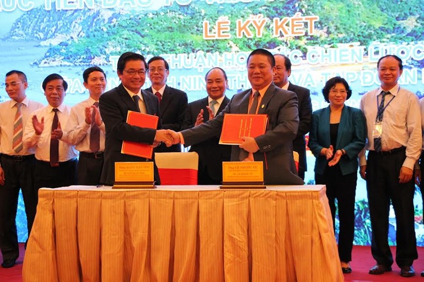 Tỉnh Ninh Thuận cùng Tập đoàn Hoa Sen ký kết thỏa thuận xây dựng dự án cán thép - Ảnh: Gia Huy