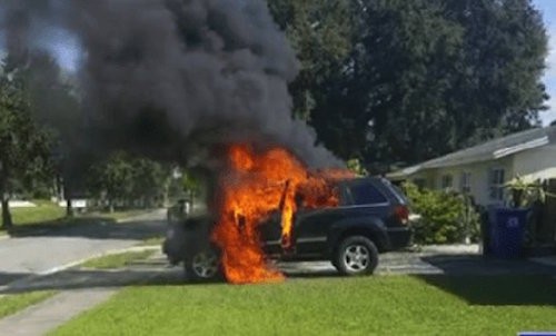  Khi chiếc xe Jeep bị cháy, chủ xe đang sạc Galaxy Note 7 trên đó