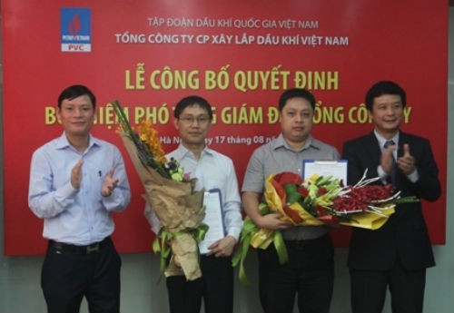 Ông Nguyễn Mạnh Tiến và Trần Minh Tuấn (hai người đứng giữa) trong ngày nhận quyết định chức Phó tổng giám đốc PVC giữa tháng 8/2015.