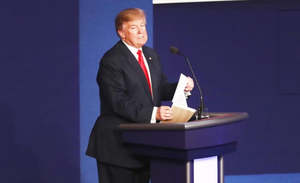 Ông Trump tức giận xé nát mảnh giấy ở cuối buổi tranh luận. (Ảnh: Getty)
