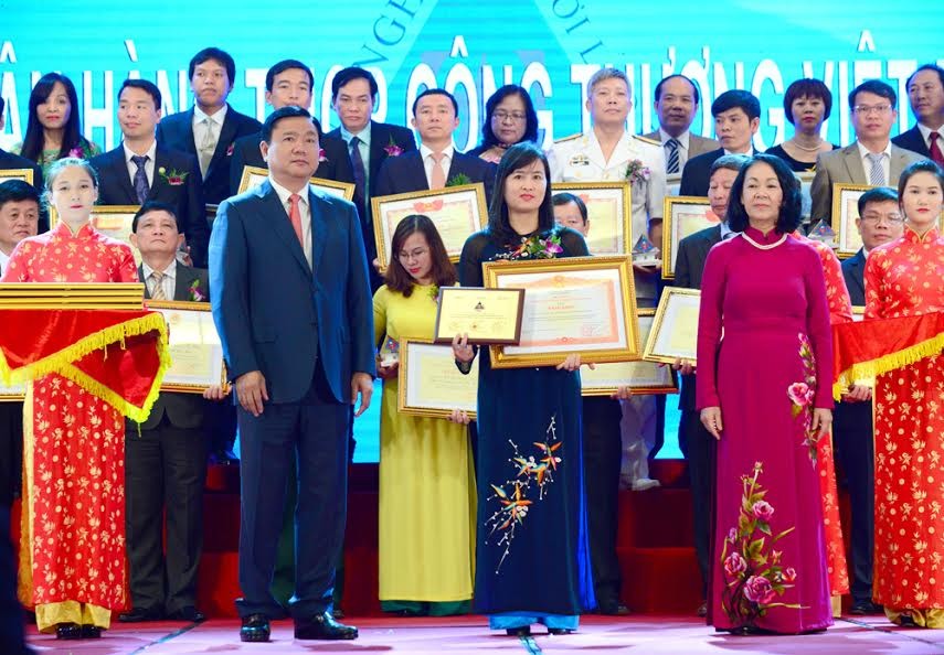Bà Lê Như Hoa, Phó tổng giám đốc Vietinbank đón nhận Bằng khen của Thủ tướng Chính phủ và Giải thưởng “Doanh nghiệp vì người lao động” năm 2016