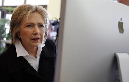 Bà Hillary Clinton không đam mê công nghệ. Ảnh: Reuters